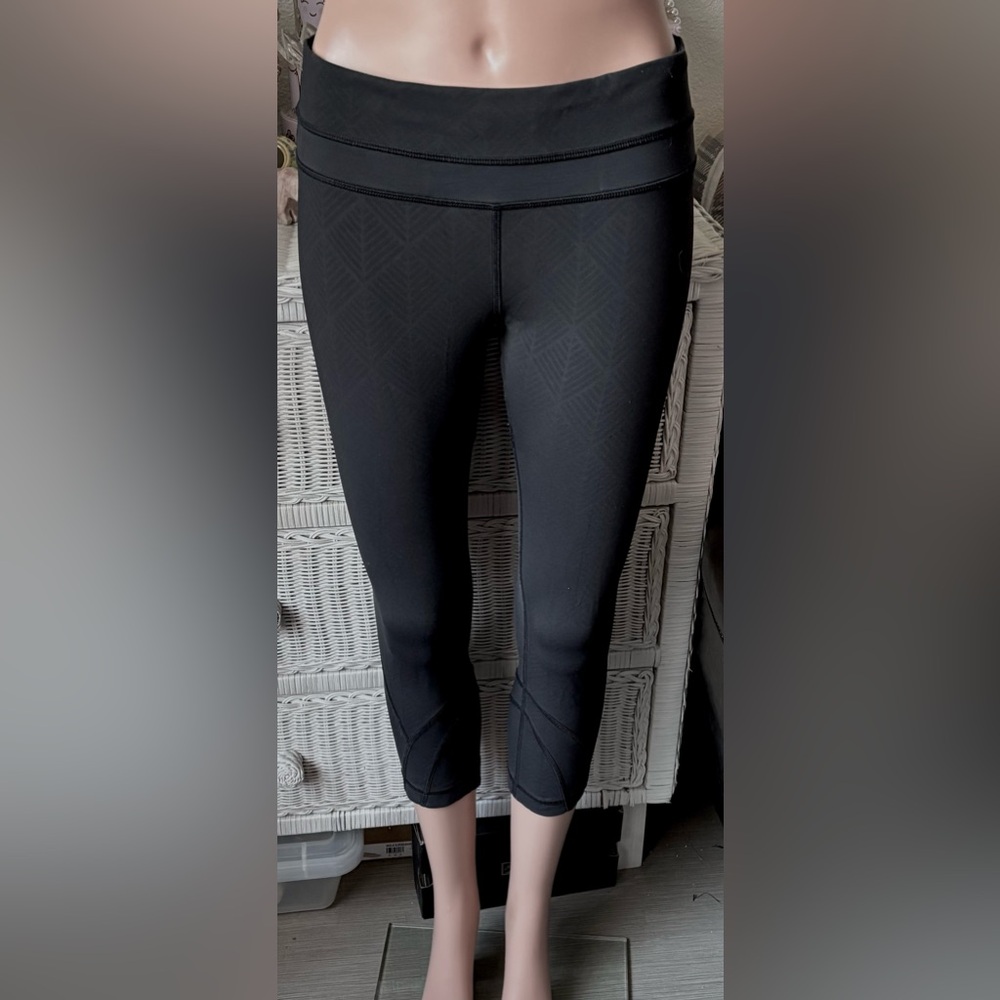 Lululemon Leggings Textured Cropped Low Rise in Black Size 6